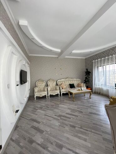 Yeni tikili: Satılır: geniş və zərif interyerli mənzil/evin qonaq otağı və sanitar — 5