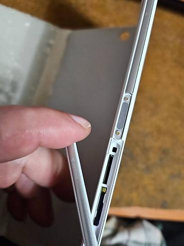 Tableti: Sony Xperia tablet sa originalnom futrolom - Ekran: 8” (prikaz — 10