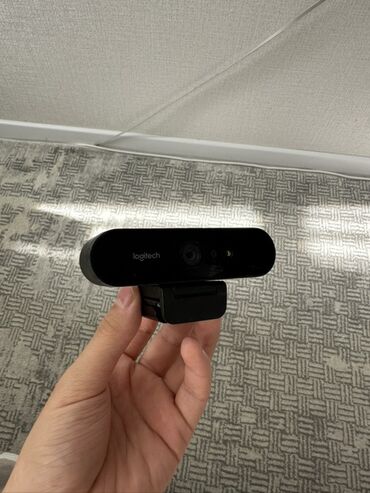 микрофон для: Веб-камера Logitech (серия Stream 4k — компактный широкий корпус с