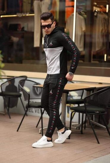 Gornji i donji deo: Muške trenerke 
Veličine M L XL 2XL 3XL veličine za samo 4500 din na lalafo.rs — 14 Gornji i donji deo: Muške trenerke 
Veličine M L XL 2XL 3XL veličine za samo 4500 din — 14