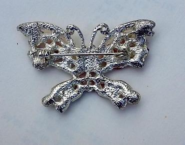 Broševi: Četiri stara broša. Cena za komad 1. FM broš Stari broš. Stilizovana — 8