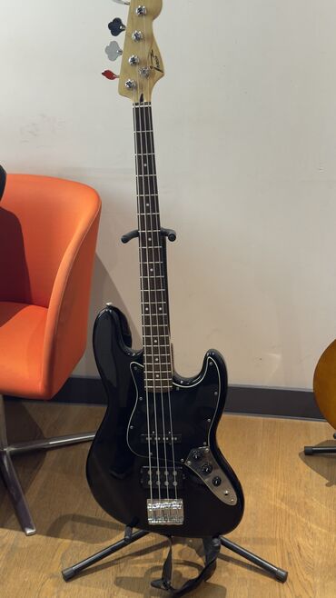 Bas gitaralar: İnvasion brendi Jazz Bass (elektro bass) İki pikap sistemi: 1. Boyun — 3