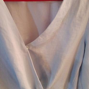 bez aparata: Svetloplava ženska bluza elegantnog i nežnog kroja. Model je sa — 2