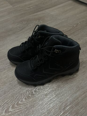 обувь подростковая для мальчиков: Детские треккинговые ботинки, черные. - Высокая модель для надежной