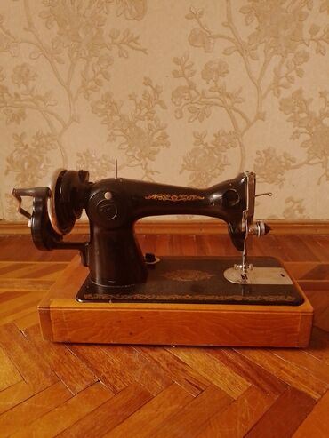 Qədim tikiş maşınları: Məhsul: Köhnə tip əl ilə işləyən tikiş maşını (daşınan model) Təsvir — 4