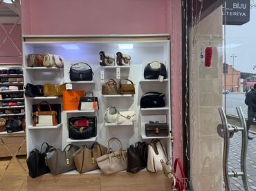 Çantalar: Satılır; yalnız mebellər içindəki setkalar və qarmaqlar. Vitrində olan — 3