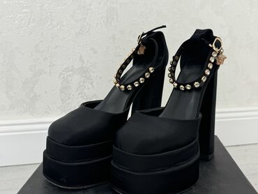 Туфли: Туфли, 36, Versace, Б/у, цвет - Черный, Бесплатная доставка