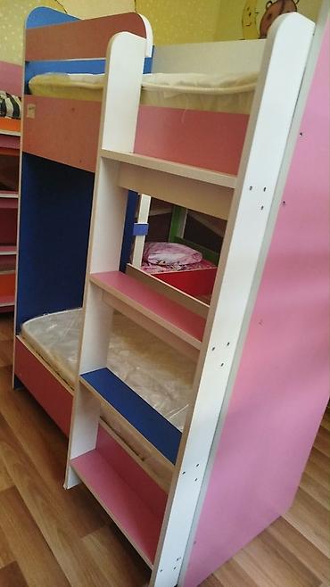 Uşaq otağı üçün iki mərtəbəli çarpayı satılır. Model kompakt quruluşa