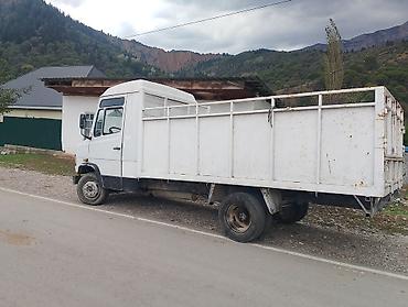 Грузовой бортовой автомобиль с высоким металлическим кузовом