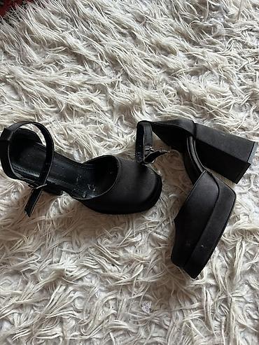 Tuflilər: Qara rəngli qadın tufliləri

- Rəng: Qara
-Ölçü:35
-Made in Turkey — 3