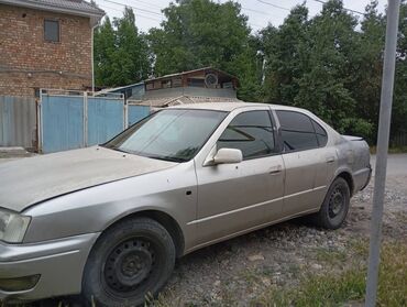camry 1999: Седан Toyota с просторным салоном и велюровой обивкой сидений