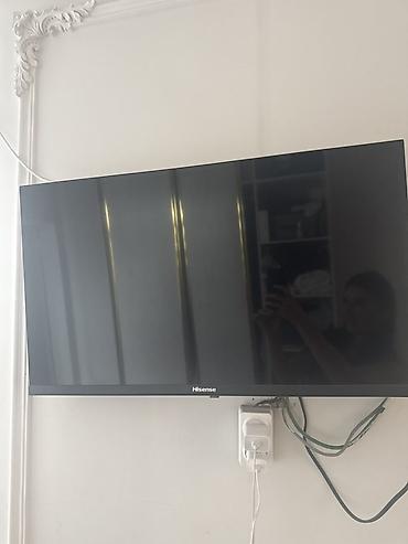 Телевизор Hisense, диагональ ориентировочно 43–50". Плоская LED‑панель