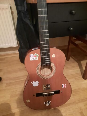Musiqi alətləri üçün ləvazimatlar: Klassik gitara - Korpus: tam ölçülü klassik forma, taxta üstlük -