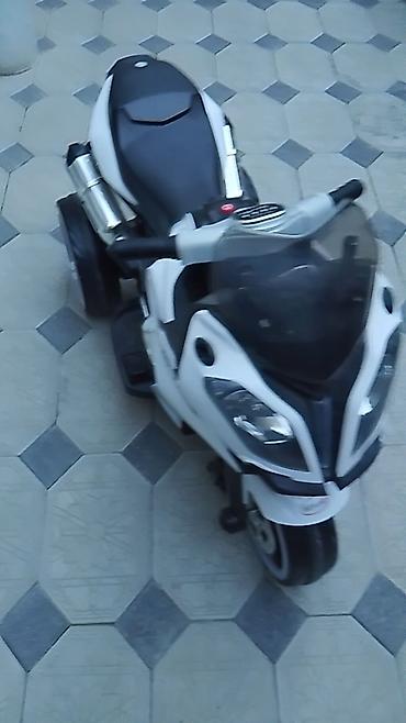 10 yaş için motorlar: Uşaq üçün elektrikli üçtəkər motosikl - Dizayn: Sport tipli kuzov, ön — 5