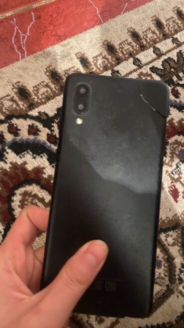 начное видение: Смартфон с Android, диагональ экрана ~6" с каплевидным вырезом под