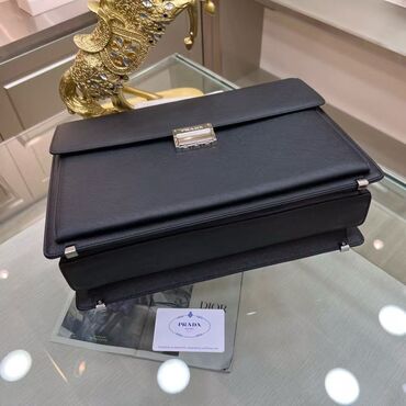 Çantalar: Prada kişi iş çantası – klassik qara rəngdə, sərt formalı və — 6