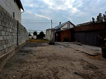 Дома: Продаётся участок 6 соток +2 комнатный дом в Бишкеке, район — 8