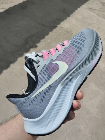 Кроссовки и спортивная обувь: Кроссовки Nike 38-размер
