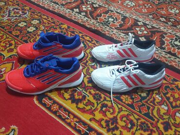 обувь изи: Кроссовки Adidas оригинал
только нужно местами проклеить