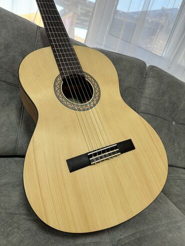 гитара цена в бишкеке: Продаю,гитара фирмы Yamaha новая.Чехол тоже новый в комплекте!