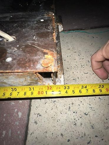2ci el qapi: Metall giriş qapısı 
Islenmisdir Normal Qapidir 
En 90 
Hun 2.05 — 8