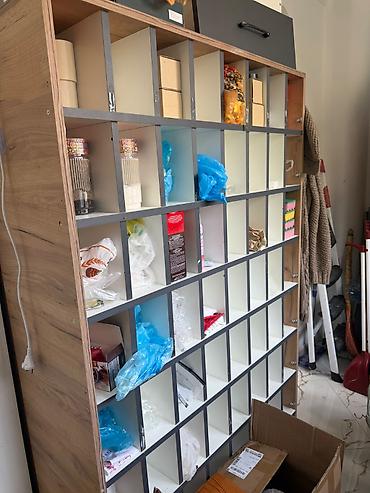 mebel işlənmiş: Mağaza vitrini. Hündürlük 180 sm eni 40 sm. İçərisində olan gözlər 56 — 4