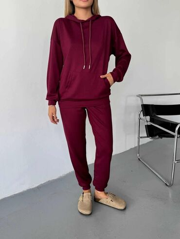 Gornji i donji deo: Komplet trenerka S M L XL 2XL Cena 3300 din — 22