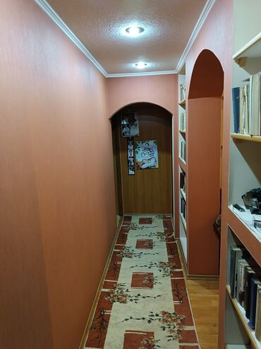 продаю квартиру баха гагарина: 3 бөлмө, 58 кв. м, 104-серия, 2 кабат, Эски ремонт