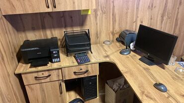 Stend vitrinləri: Mallar yenidir,3 aydır alınmışdır,maqaza baqlanib deyə satırıq — 12