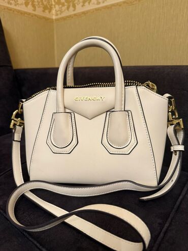 Eynəklər: Əl çantası, Givenchy, Yeni