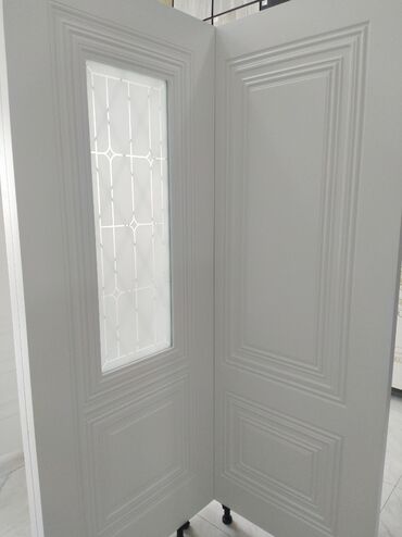qapı şüşəsi: Bu ağ rəngli qapı paneli müasir interyerlər üçün uyğun olan bir