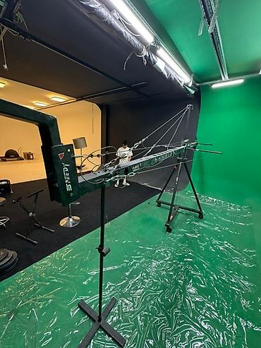 Elektronika: Crane Arm markalı kamera kranı. Qara rəngdə olan bu kran, çəkiliş — 2