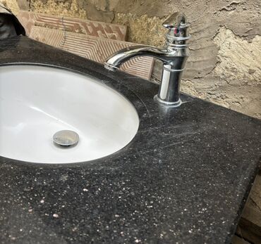 Çanaqlar, tülpanlar: Ağ rəngdə, qara nöqtələrlə işlənmiş, oval formalı, keramika lavabo