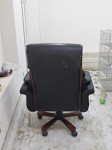Офисные, игровые кресла: Qara rəngli, iri ölçülü ofis/kreslo tipli fırlanan oturacaq. Yumşaq — 3