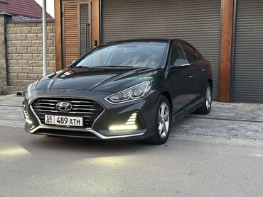 автомобиль для продажи: Современный седан Hyundai Sonata в темно-сером цвете с элегантным