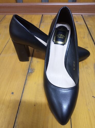 фирма uakeen в Кыргызстан | СКОВОРОДЫ: Продаются новые туфли Размер: 36 Черного цвета Высота каблука: 7см