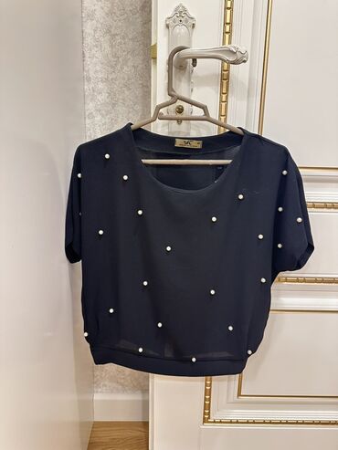 Dəstlər, kostyumlar: Qadın geyim dəsti – 4 parçadan ibarət 1) Açıq mavi, düz kəsimli jeans — 4