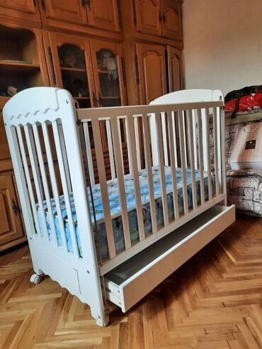 poklanjam u Srbija | IZGUBLJENO-NAĐENO, DAJEM BESPLATNO: Krevetac za bebe Krevetić ima fioku za stvari i jedna stranica se