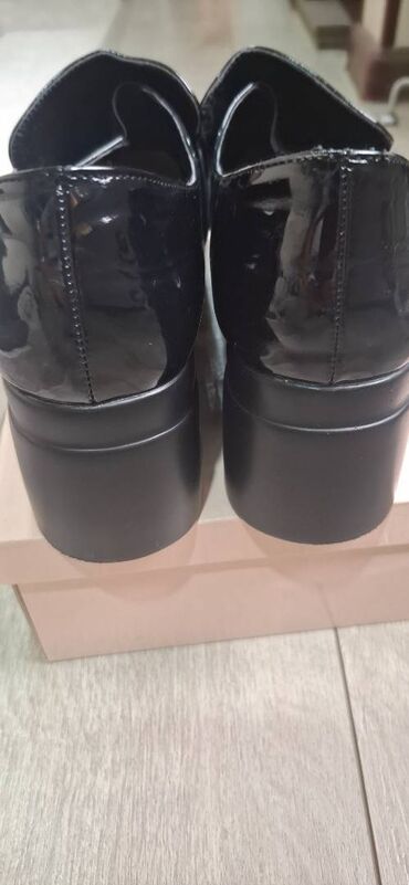 Tuflilər: Новые туфли. На танкетке 6-7 см.
Размер 40 — 3