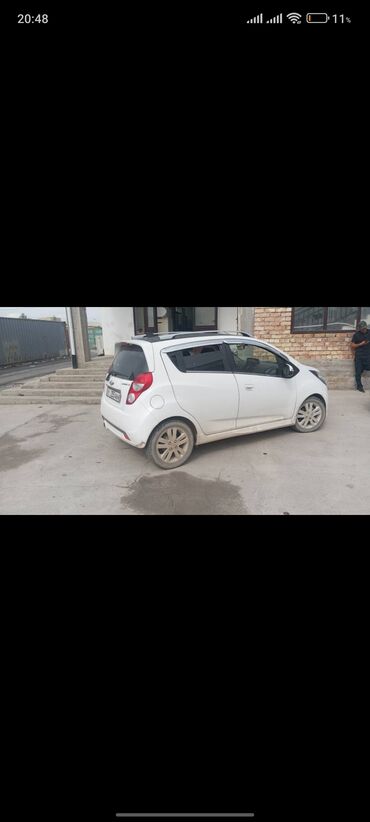 Chevrolet: Белый хэтчбек Chevrolet Spark – компактный и экономичный автомобиль