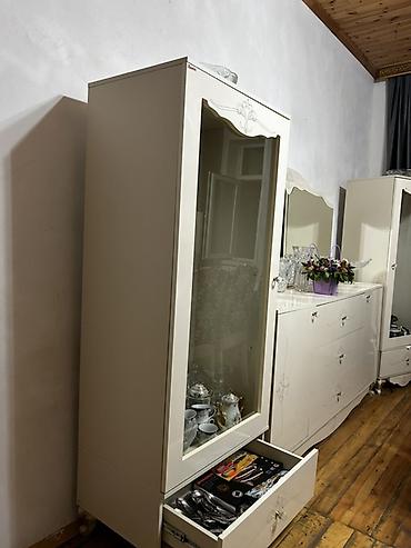 Bufetlər: - Rəng: krem/ivori - Material: MDF/LDSP karkas, şüşə vitrin qapısı - — 3