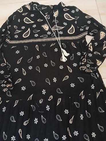 sal preko svecane haljine: Crna maksiduga haljina sa printom paisley i sitnih cvetića. - — 3