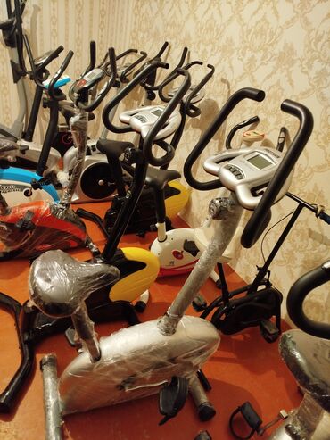 Elliptik trenajorlar: Müxtəlif rəng və dizaynlarda stasionar velosipedlər. Evdə idman etmək