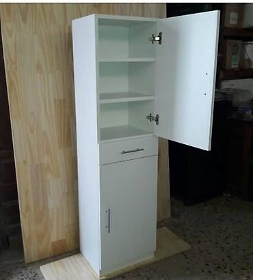 silver kitchen: Высокий узкий шкаф-пенал из белого ЛДСП. - Конструкция: верхняя — 1