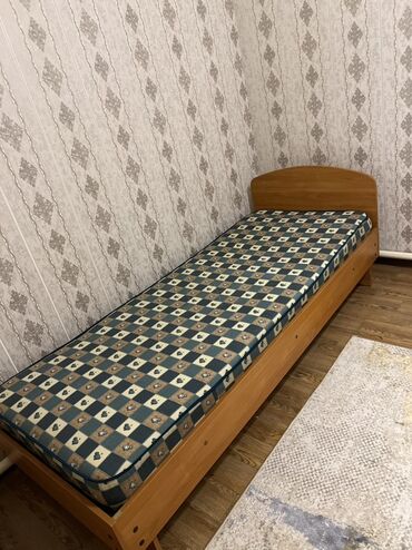 постельное белье для детей: Односпальная кровать из светлого дерева с матрасом. Кровать имеет