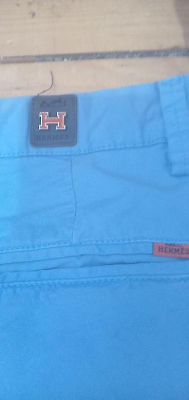bele košulje: Hermès muške pantalone – model chino, svetloplave boje. - Brend — 2