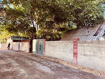 ошский рынок место: Срочно! Участок 10 соток с жилым домом в центре Сокулука, газ у — 4