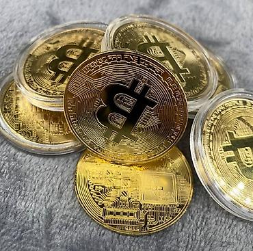 masaustu dest: Bit-koin kripto qeyri-valyuta fiziki göstərici məhsulu (klon). Dostlar — 5