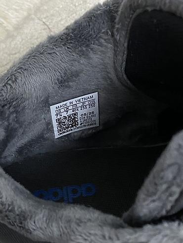 сапоги 42 размера: Кроссовки Adidas новые, утеплённые, середина голенища (mid). - Цвет — 2