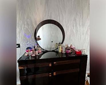 sabuncuda ev: 5 otaqlı menzil. 13 mertebe in. 11ci mertebe si. Evde 5 xanım qalır — 4